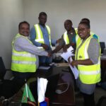 Brenda Mufika (a la derecha), de la Mine Workers Union of Zambia, en la firma del acuerdo de reconocimiento con Smech Engineering Services  en la provincia meridional de Zambia.