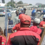 La police encercle le siège du ZCTU à Harare.