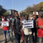 Personnes manifestant contre les retards pris dans les décomptes des voix; crédit photo: Columbus Mavhunga