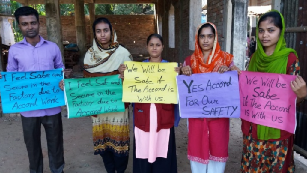 Рабочие-швейники в Читтагонге, Бангладеш, призывают продолжить реализацию Соглашения в стране.