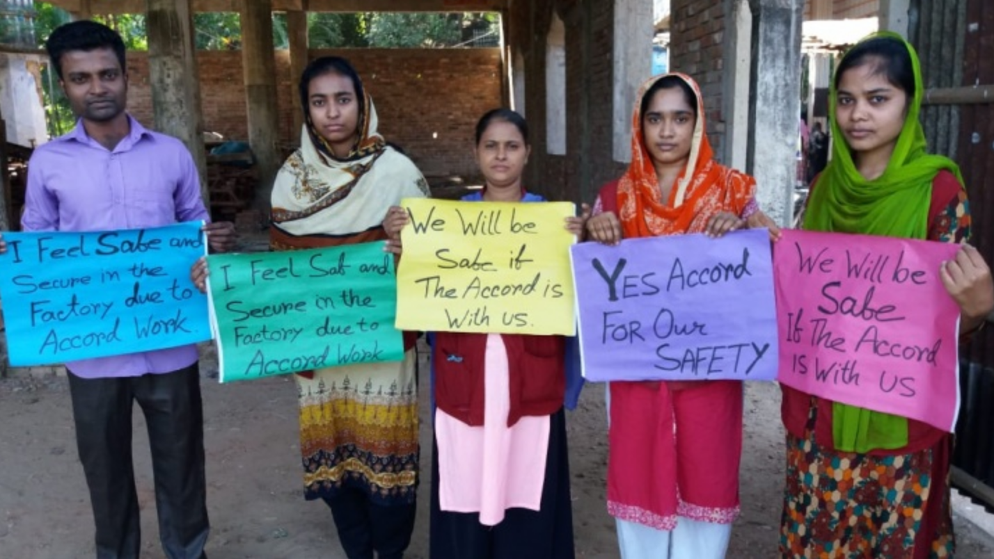 Trabajadores de la confección de Chittagong (Bangladesh) muestran su apoyo a que el Acuerdo siga en el país.