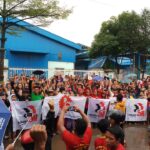 Рабочие трикотажной фабрики Cixing празднуют победу после двухнедельной забастовки.