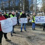 Профсоюзные активисты «Форд Соллерс» проводят пикет 12 апреля.