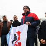 Кемаль Озкан беседует с рабочими Recticel во время посещения завода в городе Тузла, провинция Стамбул, 27 декабря 2018 года.