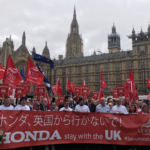 Des membres d'Unite, rejoints par des sympathisants belges, devant le Parlement britannique, le 6 mars 2019, pour sauver l'usine Honda de Swindon 