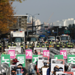 Pink signs: Resist retrogressive labor law revision! Green signs: Trade union rights for all workers! 
