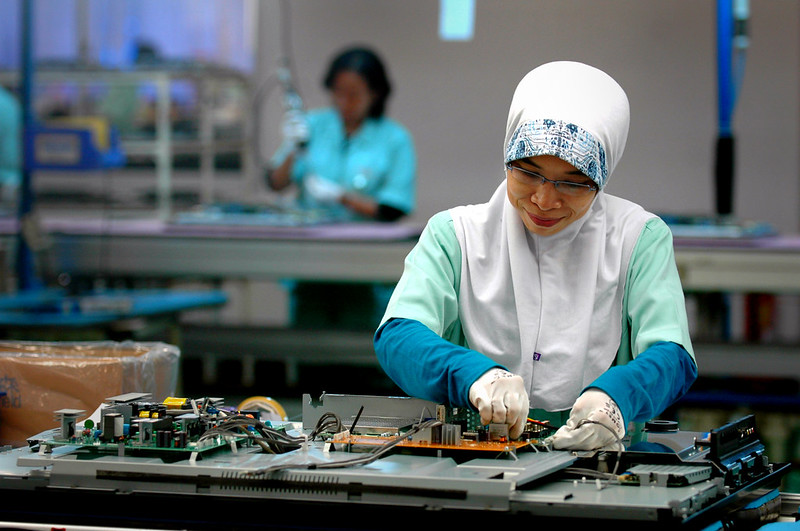 Electronics factory worker, Cikarang, Indonesia © ILO/Asrian Mirza