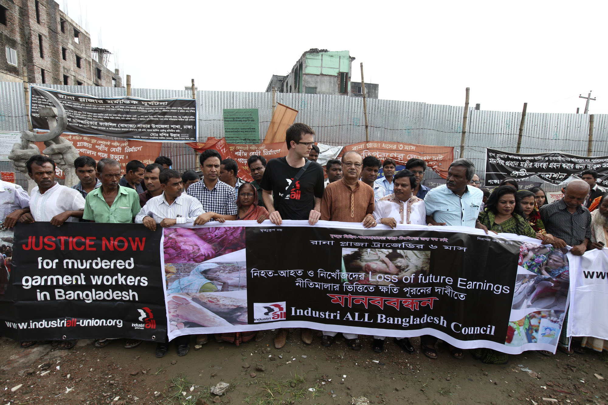 Справедливость в отношении погибших рабочих швейных фабрик в Бангладеш должна восторжествовать НЕМЕДЛЕННО