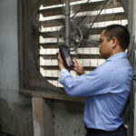 Инженер проверяет техническое состояние здания швейной фабрики в Дакке.