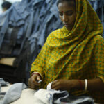 Рабочая бангладешской швейной фабрики, на которой проводится проверка.