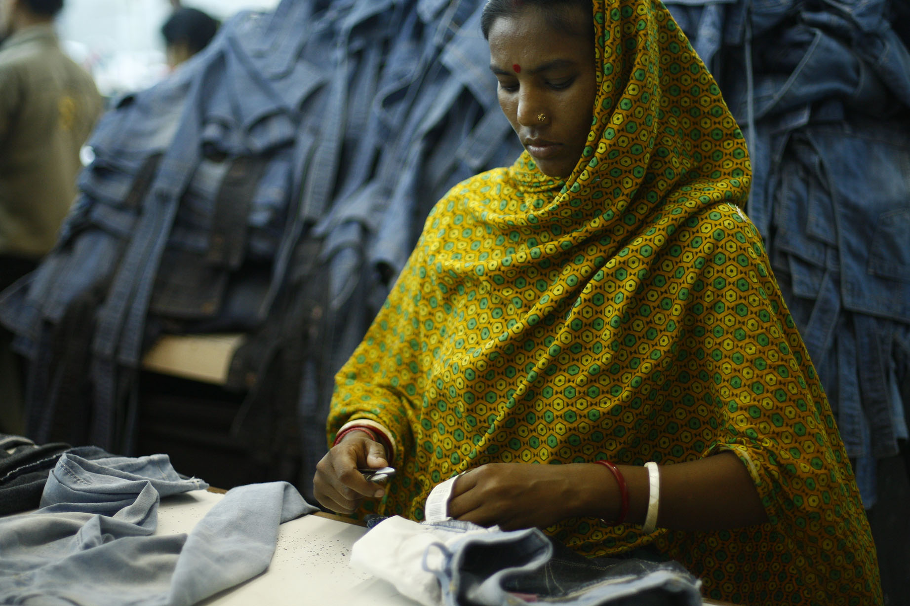 Рабочая бангладешской швейной фабрики, на которой проводится проверка.