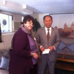 En Australia, Kim Sattler, Secretaria de Unions ACT, entrega a la embajada de Camboya en Canberra una carta de AMWU, TCFUA y Unions ACT.