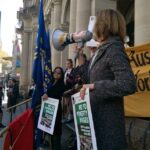 Michele O'Neil, dirigente del sindicato de la confección de Australia, TCFUA, encabeza una protesta frente a una tienda de H&M en Melbourne.