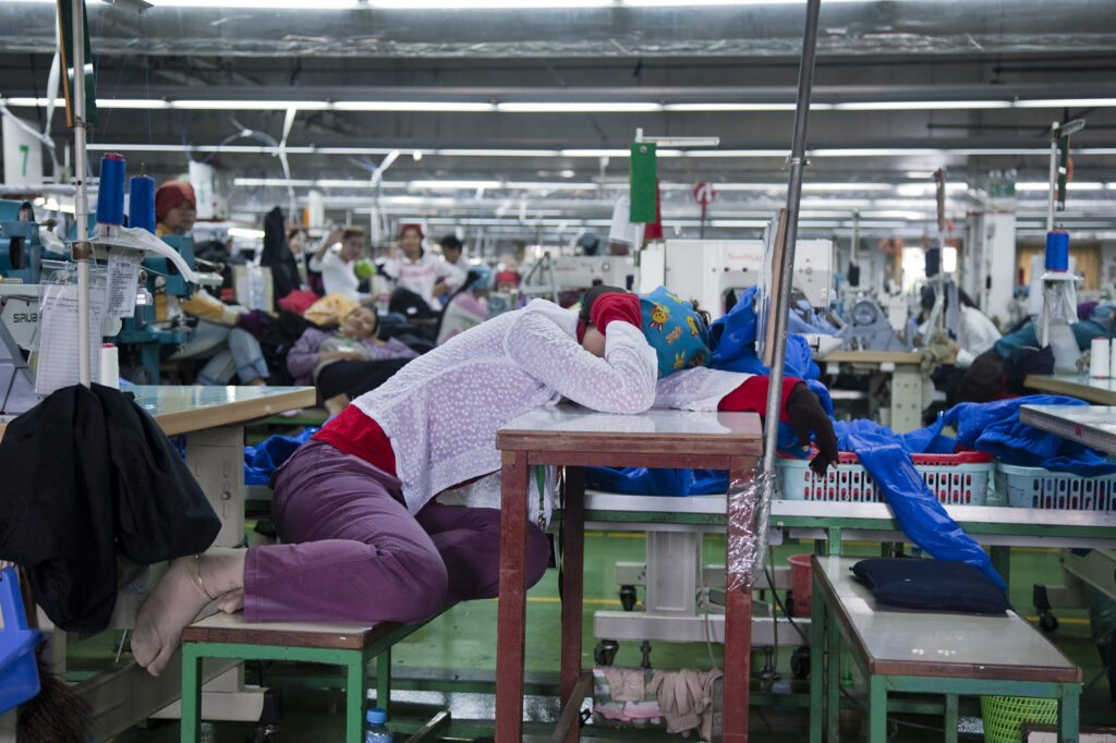 Pause déjeuner des travailleuses cambodgiennes de la confection. Source: Ruom