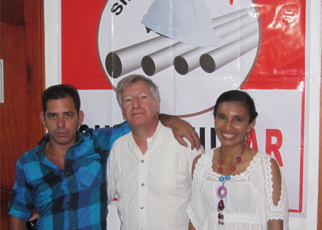 Rubén Montoya y su esposa, con Jorge García Orgales del Comité Mundial de Trabajadores de Tenaris en el centro.