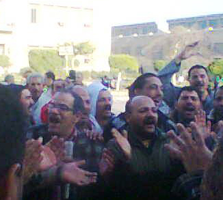 Бастующие рабочие Махаллы