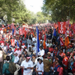 Двухсоттысячная демонстрация рабочих в Дели, Индия.