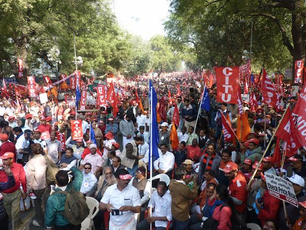 Двухсоттысячная демонстрация рабочих в Дели, Индия.