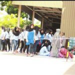 Работники молятся за пределами здания