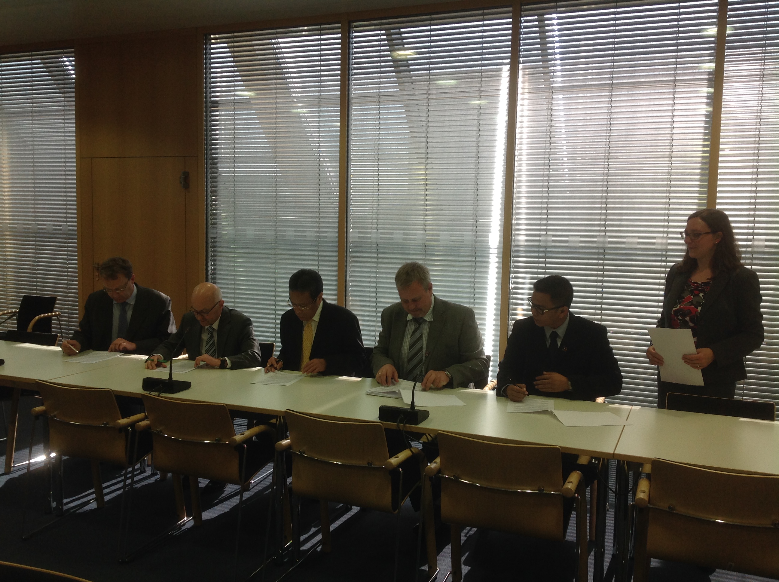 Стороны подписывают соглашение ОЭСР