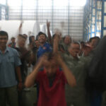 Индонезийские работники бумажной компании празднуют победу