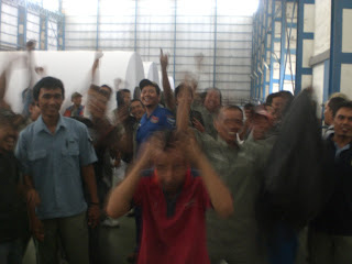 Индонезийские работники бумажной компании празднуют победу