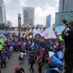 Демонстрации в поддержку повышения минимальной заработной платы в Индонезии