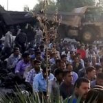 Иранские шахтеры участвуют в мирной демонстрации протеста против ареста их коллег на железном руднике Bafgh в провинции Йезд