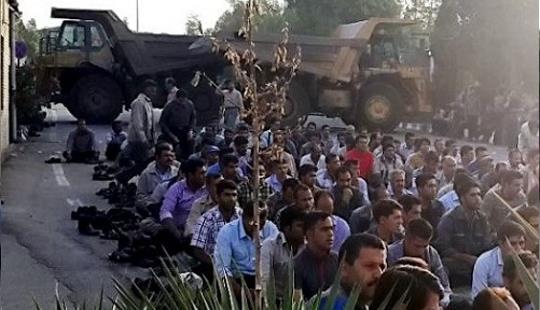 Иранские шахтеры участвуют в мирной демонстрации протеста против ареста их коллег на железном руднике Bafgh в провинции Йезд