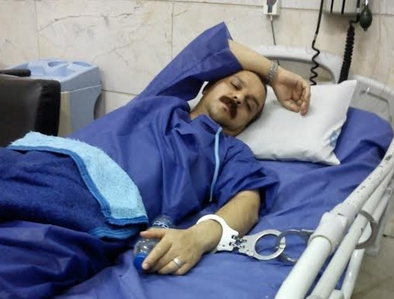 До перевода в обычную больницу Реза Шахаби был прикован наручниками к кровати. Источник: iraninan.com