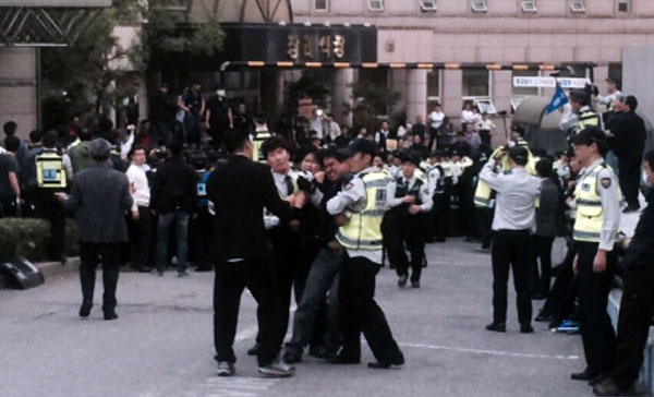 Полиция организовала штурм морга Медицинского центра Сеула, захватила тело профсоюзного лидера и арестовала участников траурной церемонии, 18 мая 2014 года