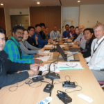 Discussions à la réunion de réseau du verre. 