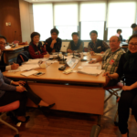 Discussions à la réunion de réseau du verre. 