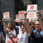 Флешмоб-протест профсоюзных активистов против внесения поправок в Трудовой кодекс Кыргызстана