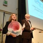 Президент IndustriEnergi Лейф Санде вручил награду жене Наполеона Оралии Кассо, фото Арилд Тейманн, Industri Energi