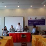 Тин Аунг, заместитель министра труда, занятости и социальной защиты, обращается к профсоюзным активистам в начале двухдневного семинара.