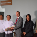 Rencontre du ministre du Travail du Myanmar avec Jyrki Raina et Annie Adviento de IndustriALL, et Maung Maung, président de la CTUM