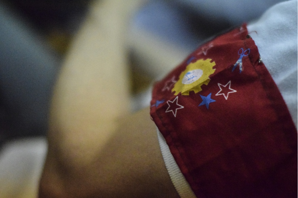 Работники фабрики Sakura в Янгоне носили красные повязки во время молчаливой акции протеста против низких зарплат, февраль 2015 г.