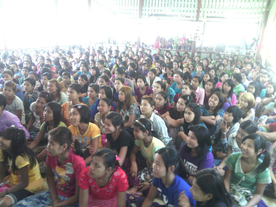 Бастующие рабочие-швейники