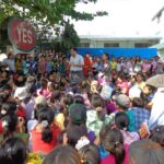 Работники швейной фабрики Yes 1 собрались у ворот предприятия. Источник FTUM.