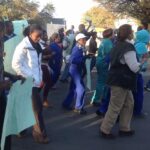 Рабочие-кожевенники бастуют, требуя транспортного обеспечения для доставки на работу.