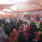 Собравшиеся рабочие вспоминают своих погибших товарищей и требуют компенсации.