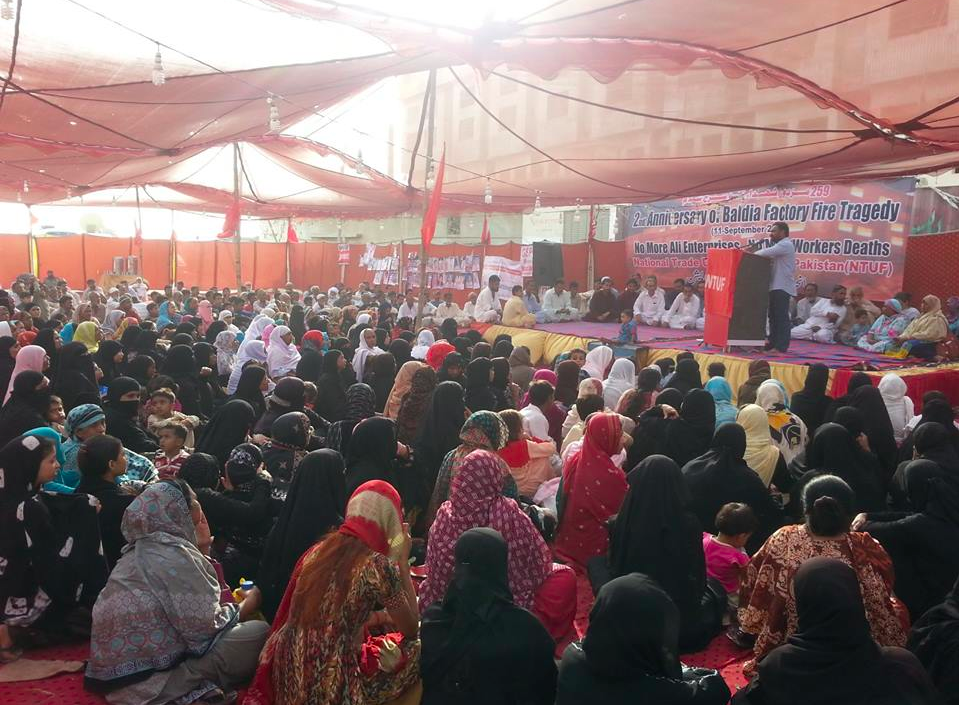 Собравшиеся рабочие вспоминают своих погибших товарищей и требуют компенсации.