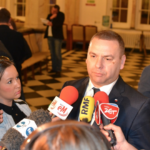 Президент входящего в IndustriALL профсоюза KADRA Дариуш Тщёнка дает интервью польским журналистам.