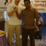 Jyrki Raina avec Athula Kamal, travailleur licencié