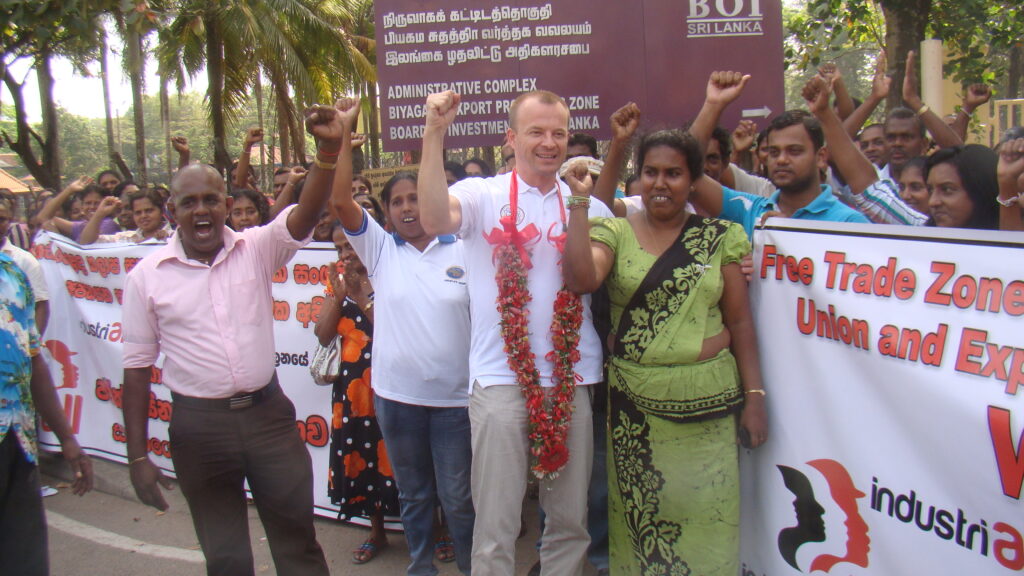 En febrero, los trabajadores despedidos de Ansell, junto con Jyrki Raina, Secretario General de IndustriALL, participaron en una manifestación en la zona franca.