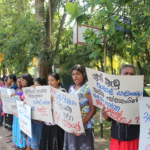 Участники акции в поддержку уволенных рабочих Ansell.