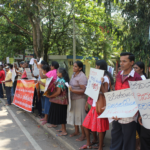 Участники акции в поддержку уволенных рабочих Ansell.