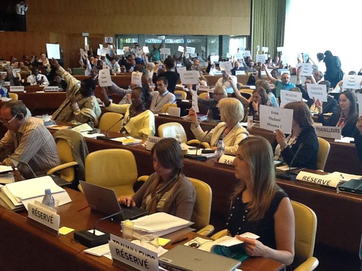Представители Группы трудящихся выражают протест против Свазиленда на Международной конференции труда в Женеве 
