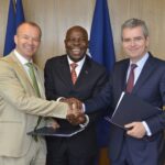 Юрки Райна (Глобальный Союз IndustriALL), Жильбер Унгбо (МОТ) и Пабло Исла (Inditex) скрепляют рукопожатием подписание МРС между IndustriALL и Inditex 